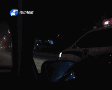 采访车被逼停后,恰好另外一辆警车经过,记者得以脱身.