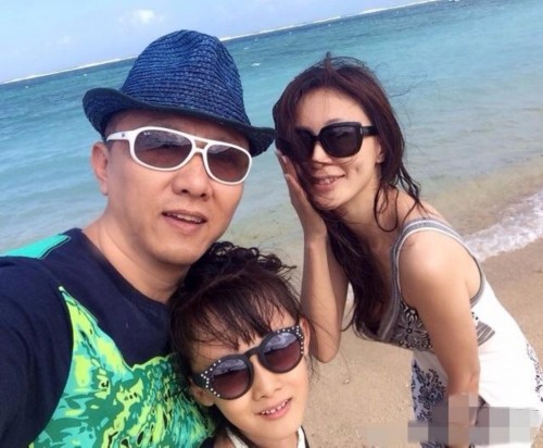 婷更新微博,不仅大方晒出全家福,更是热辣示爱,祝丈夫房子斌生日快乐